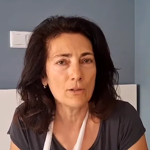 Stefania Lepidi coinvolta nel deraglia mento della funicolare di Lisbona aggiornamenti con una fasciatura al collo in una camera d'ospedale.