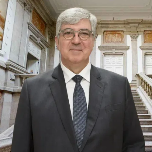 Il rettore della Facoltà di Medicina dell'Università di Porto António Sousa Pereira, al centro della bufera. L'uomo è elegante e si trova difronte ad una scalinata.