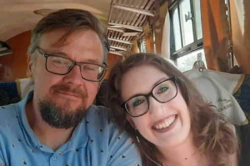 La coppia britannica Will Nelson e Kayleigh Smith, morti nel deragliamento della funicolare di Lisbona. Qui in un'immagine all'interno di un tram storico.