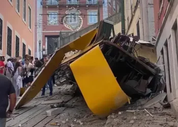 Le prime immagini dell'Elevador da Glória di Lisbona deraglia