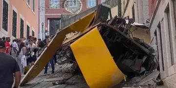 Le prime immagini dell'Elevador da Glória di Lisbona deraglia