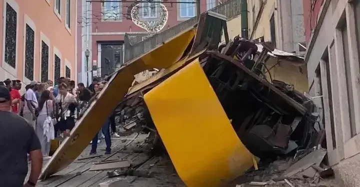 Le prime immagini dell'Elevador da Glória di Lisbona deraglia