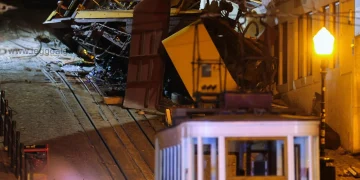 Un dettaglio dei resti della Funicolare da Gloria di Lisbona dopo che è deraglia. Immagine notturna di cronaca sulla strada dell'incidente.