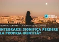 Una sagoma di donna in piedi su una collina che domina la città di Lisbona al tramonto, con testo italiano su psicologia, identità e integrazione dopo l' espatrio da "Leggo Algarve.