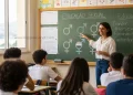 Immagine generata di insegnante di sessuologia spiega ad un classe di ragazzi nelle scuole portoghesi "educação sexual". La donna indica alcuni simboli su una lavagna di colore verde a fianco di una finestra.