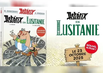 Copertina e immagine promozionale di "Astérix en Lusitanie", con Asterix, Obelix e un accenno a Portogallo. La data di uscita è il 23 ottobre 2025, con un adesivo rosso che dice "Nouvel album!" in francese.