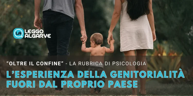 Un bambino piccolo si tiene per mano con due adulti mentre cammina all'aperto, ed il testo italiano in sovrimpressione esplora Diventare genitori all'estero e le sfide uniche della genitorialità al di fuori del proprio Paese per una rubrica di psicologia.