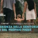 Un bambino piccolo si tiene per mano con due adulti mentre cammina all'aperto, ed il testo italiano in sovrimpressione esplora Diventare genitori all'estero e le sfide uniche della genitorialità al di fuori del proprio Paese per una rubrica di psicologia.