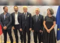 Il gruppo di persone premiate a Lisbona con l'onorificenze Ordine della Stella d'Italia. Da sinistra: Martino Gliozzi, Stefano Savio, l'Ambasciatore Claudio Miscia, António Simões e Ella Sher.