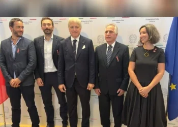 Il gruppo di persone premiate a Lisbona con l'onorificenze Ordine della Stella d'Italia. Da sinistra: Martino Gliozzi, Stefano Savio, l'Ambasciatore Claudio Miscia, António Simões e Ella Sher.