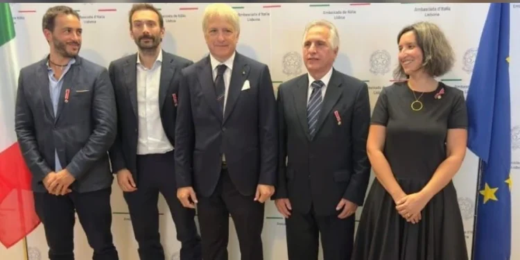 Il gruppo di persone premiate a Lisbona con l'onorificenze Ordine della Stella d'Italia. Da sinistra: Martino Gliozzi, Stefano Savio, l'Ambasciatore Claudio Miscia, António Simões e Ella Sher.