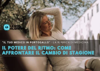 Una donna con un maglione beige siede all'aperto con le mani dietro la testa, con aria rilassata. Un testo in italiano parla del potere del ritmo e di come affrontare il cambio di stagione. È visibile il logo Leggo Algarve.