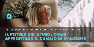 Una donna con un maglione beige siede all'aperto con le mani dietro la testa, con aria rilassata. Un testo in italiano parla del potere del ritmo e di come affrontare il cambio di stagione. È visibile il logo Leggo Algarve.