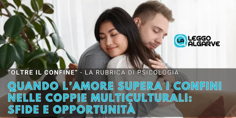 Una giovane coppia multiculturale siede su un divano, abbracciandosi calorosamente. Il testo sovrapposto in italiano celebra le coppie multiculturali, sottolineando l'amore che supera i confini, con il logo Leggo Algarve in evidenza.