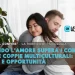 Una giovane coppia multiculturale siede su un divano, abbracciandosi calorosamente. Il testo sovrapposto in italiano celebra le coppie multiculturali, sottolineando l'amore che supera i confini, con il logo Leggo Algarve in evidenza.