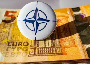 Alcune banconote da 50 euro con sopra un bottone con disegnata una bussola a simboleggiare lo stipendio del sindaco e degli assessori in Portogallo.