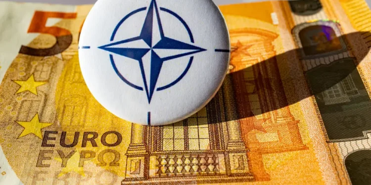 Alcune banconote da 50 euro con sopra un bottone con disegnata una bussola a simboleggiare lo stipendio del sindaco e degli assessori in Portogallo.