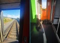 Collage di due immagini scattate sul treno: a sinistra attraverso la porta aperta si vedono i binari dove si perde il vagone del treno, mentre a destra sul pavimento della carrozza i pezzi guasti raccolti.