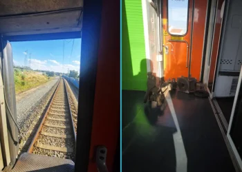Collage di due immagini scattate sul treno: a sinistra attraverso la porta aperta si vedono i binari dove si perde il vagone del treno, mentre a destra sul pavimento della carrozza i pezzi guasti raccolti.