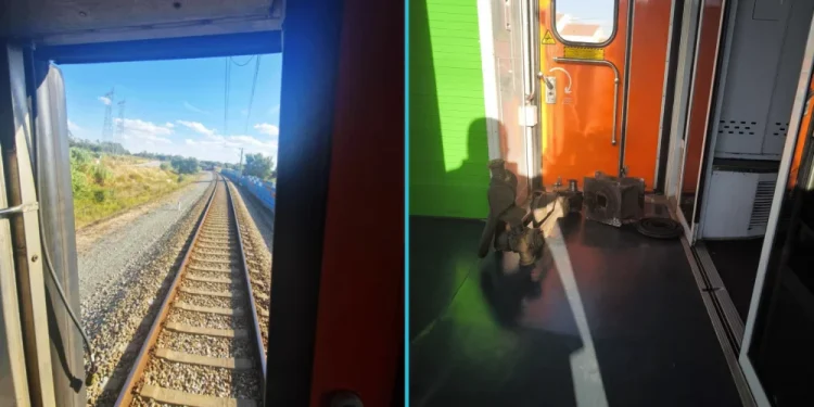 Collage di due immagini scattate sul treno: a sinistra attraverso la porta aperta si vedono i binari dove si perde il vagone del treno, mentre a destra sul pavimento della carrozza i pezzi guasti raccolti.