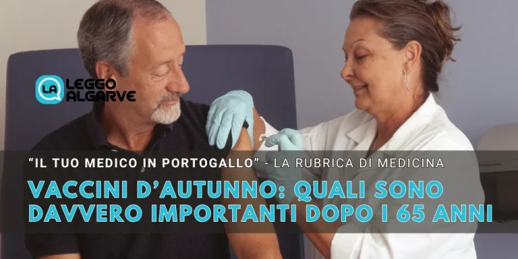 Un medico donna in camice bianco e guanti in lattice sta eseguendo un vaccino d'autunno nel braccio di un uomo in t-shirt scura sopra i 65 anni. Infografica dice: "Vaccini d’autunno: quali sono davvero importanti dopo i 65 anni".