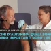 Un medico donna in camice bianco e guanti in lattice sta eseguendo un vaccino d'autunno nel braccio di un uomo in t-shirt scura sopra i 65 anni. Infografica dice: "Vaccini d’autunno: quali sono davvero importanti dopo i 65 anni".