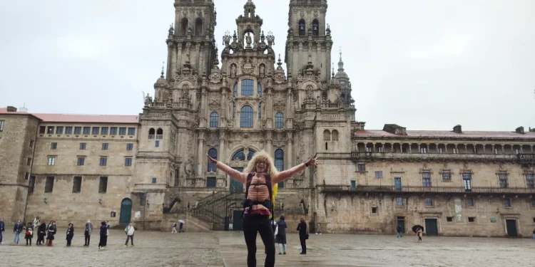Silvana Di Liberto con le braccia alzate all'arrivo al termine del cammino e di fronte al Santuario di Santiago de Compostela in Galizia.