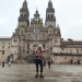 Silvana Di Liberto con le braccia alzate all'arrivo al termine del cammino e di fronte al Santuario di Santiago de Compostela in Galizia.