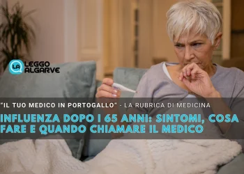 Una donna anziana, oltre i 65 anni, siede su un divano avvolta in una coperta, tenendo in mano un termometro e toccandosi la fronte, con un'aria malata di influenza. Sopra l'immagine compare un testo in italiano sull'influenza dopo 65 anni.
