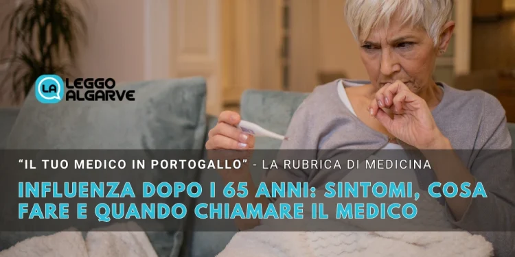 Una donna anziana, oltre i 65 anni, siede su un divano avvolta in una coperta, tenendo in mano un termometro e toccandosi la fronte, con un'aria malata di influenza. Sopra l'immagine compare un testo in italiano sull'influenza dopo 65 anni.