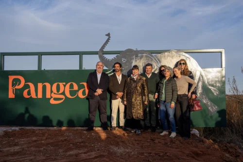 Un gruppo di persone posa di fronte ad un cartello con la scritta Pangea in occasione della presentazione alla stampa del Santuario europeo per elefanti in Portogallo,