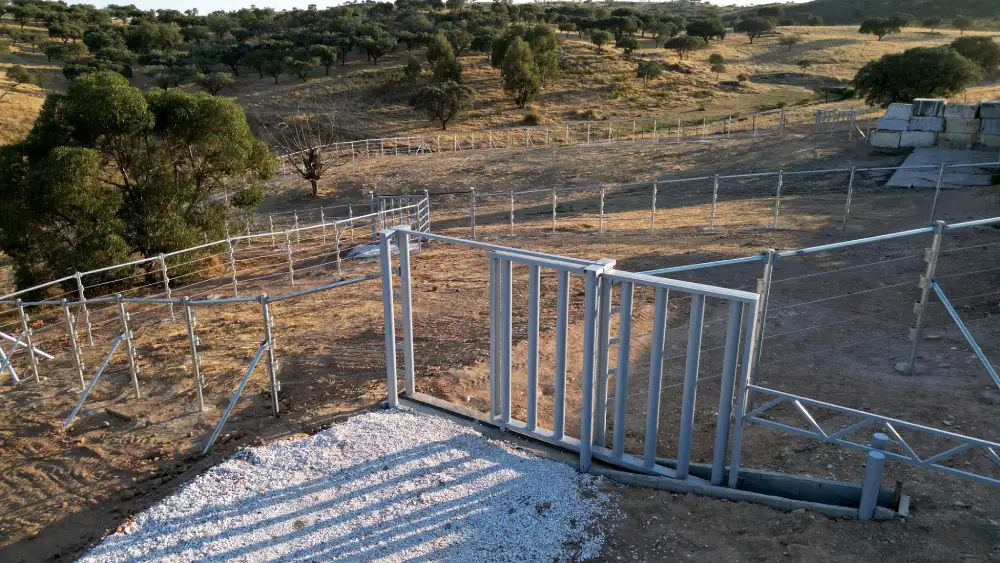 Una immagine panoramica di un terreno dove sorgerà il Santuario europeo per elefanti in Alentejo, sono già presenti delle recinzioni e sullo sfondo delle piante.
