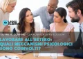 Un gruppo eterogeneo di quattro professionisti siede intorno a un tavolo per discutere, con documenti e un computer portatile visibili. All'immagine si sovrappone un titolo italiano sul lavoro estero e sui meccanismi psicologici.