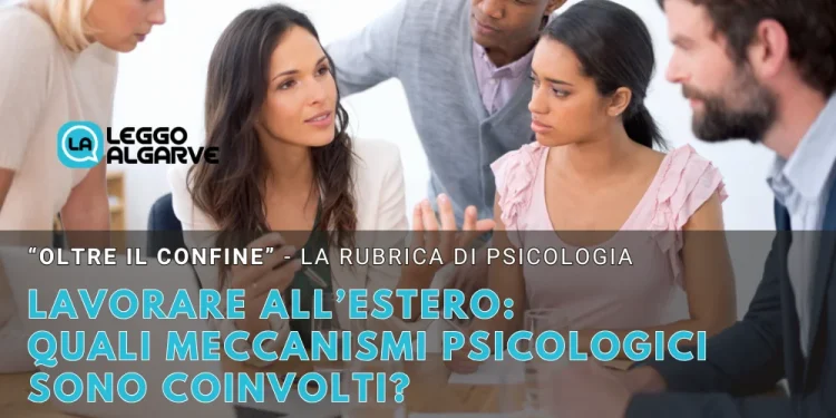 Un gruppo eterogeneo di quattro professionisti siede intorno a un tavolo per discutere, con documenti e un computer portatile visibili. All'immagine si sovrappone un titolo italiano sul lavoro estero e sui meccanismi psicologici.