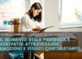 Una donna in piedi accanto a scatoloni, intenta a leggere dei fogli. Un testo in italiano si sovrappone all'immagine, riflettendo sulle sfide emotive affrontate nel momento della partenza e del trasferimento, per una rubrica di psicologia di Leggo Algarve. Finestre luminose illuminano l'ambiente moderno.