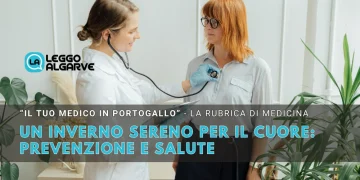 Un medico utilizza uno stetoscopio per esaminare una donna dai capelli rossi; l'immagine presenta un testo italiano sulla prevenzione del cuore in inverno e include un titolo di rubrica medica di Leggo Algarve.