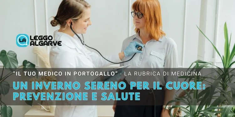 Un medico utilizza uno stetoscopio per esaminare una donna dai capelli rossi; l'immagine presenta un testo italiano sulla prevenzione del cuore in inverno e include un titolo di rubrica medica di Leggo Algarve.