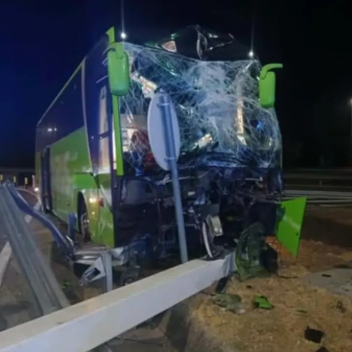 La scena di un incidente di un autobus distrutto su di un autostrada in Portogallo accaduto durante la notte.