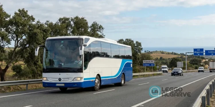 Un pullman bianco e blu, percorre in sicurezza un'autostrada in Portogallo con alberi e colline sullo sfondo. I cartelli stradali indicano Algarve e Lisbona sotto un cielo parzialmente nuvoloso.