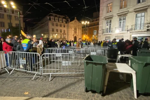 I punti di accesso al Capodanno di Lisbona 2026 per rispettare tutte le misure di Sicurezza con transenne sulla strada e bidoni verdi per gettare gli oggetti vietati.