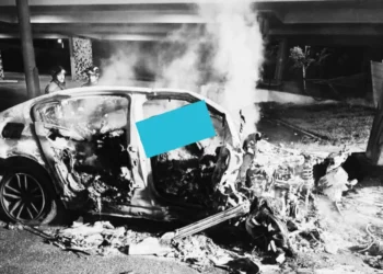 L'immagine dell'auto incendiata dopo l'incidente stradale a Lisbona in cui sono morti carbonizzati sei giovani.