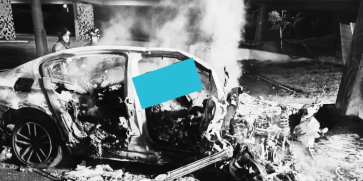 L'immagine dell'auto incendiata dopo l'incidente stradale a Lisbona in cui sono morti carbonizzati sei giovani.