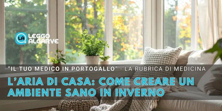 Un accogliente soggiorno con la luce del sole che filtra dalle grandi finestre, mettendo in risalto un divano con una coperta e un cuscino in maglia. Una pianta in vaso su un tavolo di legno aggiunge freschezza, mentre un testo in italiano su aria casa e un ambiente sano in inverno sovrasta l'immagine.