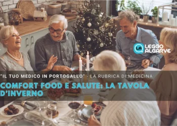 Quattro adulti anziani siedono intorno a un tavolo da pranzo, ridendo e gustando insieme il comfort food dell'inverno. La tavola risplende di candele, piatti deliziosi e decorazioni festose, creando una scena invernale calda e gioiosa.