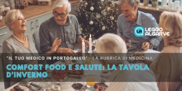 Quattro adulti anziani siedono intorno a un tavolo da pranzo, ridendo e gustando insieme il comfort food dell'inverno. La tavola risplende di candele, piatti deliziosi e decorazioni festose, creando una scena invernale calda e gioiosa.