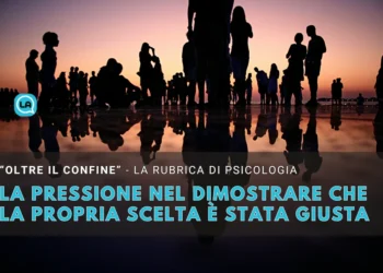 Silhouette di persone che camminano e stanno in piedi su una superficie riflettente al tramonto, con un titolo in italiano sulla pressione psicologica di dimostrare la scelta giusta.