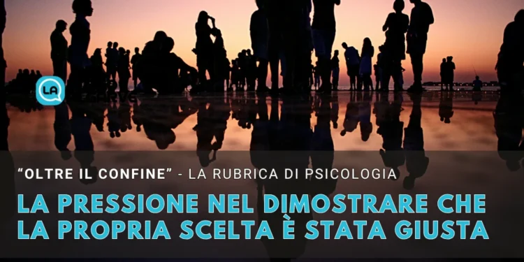Silhouette di persone che camminano e stanno in piedi su una superficie riflettente al tramonto, con un titolo in italiano sulla pressione psicologica di dimostrare la scelta giusta.