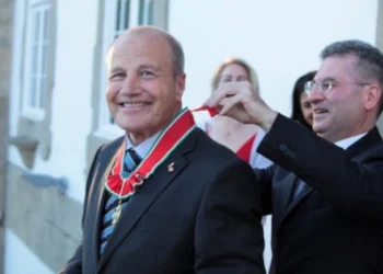 Il generale Angelo Arena a sinistra durante una cerimonia ufficiale di nomina, è stata annunciata la sua morto.