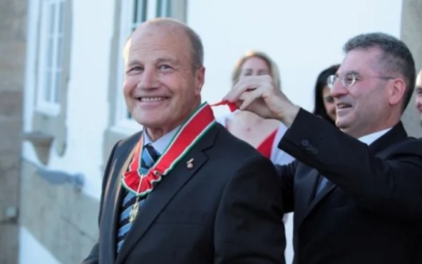 Il generale Angelo Arena a sinistra durante una cerimonia ufficiale di nomina, è stata annunciata la sua morto.