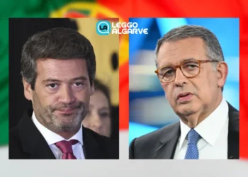 La cover dell'articolo dedicato alle Elezioni Presidenziali Portogallo 2026 dove sullo sfondo vi è la bandiera del Portogallo e in primo piano i volti dei candidati.